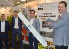 Kees Gunter, Peterjan Goedegebuure, Jurian de Graaf and Jan-Kees Boerman of EMS liked to take pictures with the Gas Analyser III, which is being discovered by more and more growers.  https://www.hortidaily.com/article/9180211/proper-use-and-control-of-nox-in-greenhouse-can-increase-yield/ 